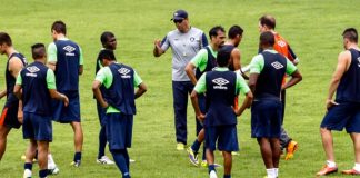 Roberto Fernandes orienta os jogadores antes de iniciar o treino