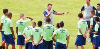 Roberto Fernandes orienta os jogadores antes de iniciar o treino