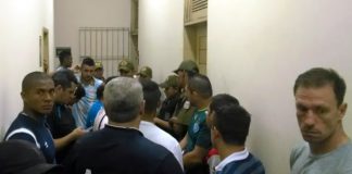 Jogadores e diretores dos clubes em frente a delegacia do Mangueirão buscando resolver situação