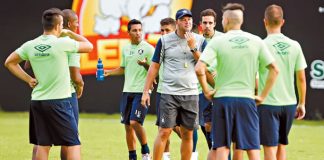 Roberto Fernandes orienta os jogadores durante o treino