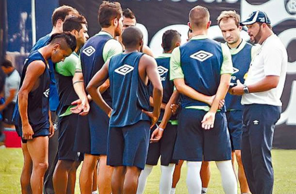 Roberto Fernandes orienta os jogadores antes de iniciar o treino