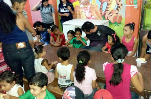 Remistas levaram materiais escolares para crianças em uma creche