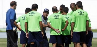 Zé Teodoro orienta os jogadores antes de iniciar o treino