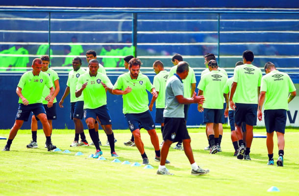 Jogadores remistas realizam atividade física