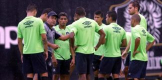 Zé Teodoro orienta os jogadores antes de iniciar o treino