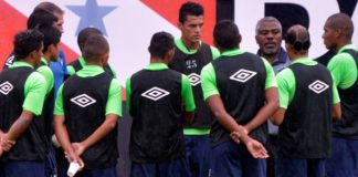 Cacaio orienta os jogadores antes de iniciar o treino