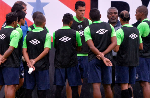 Cacaio orienta os jogadores antes de iniciar o treino