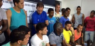 Jogadores convocam coletiva para reclamar de salários atrasados