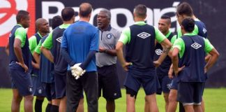 Cacaio orienta os jogadores antes de iniciar o treino