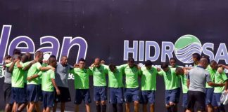 Cacaio orienta os jogadores antes de iniciar o treino