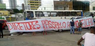 Torcida faz protesto no Baenão