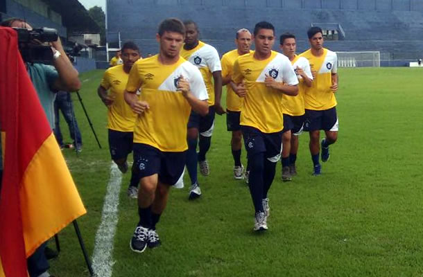 Jogadores remistas realizam atividade física