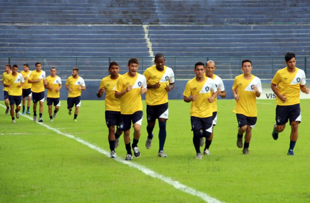 Jogadores realizam atividade física no Baenão