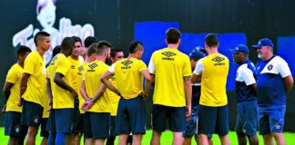 Cacaio orienta os jogadores antes de iniciar o treino