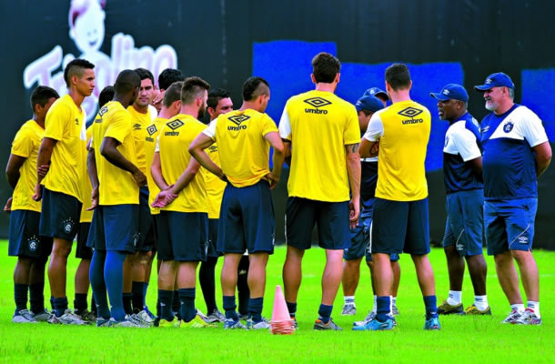 Cacaio orienta os jogadores antes de iniciar o treino