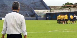 Pedro Minowa observa os jogadores no Baenão