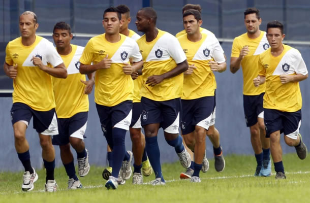 Jogadores remistas realizam atividade física