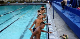 Jogadores fazem exercícios físicos na piscina da sede social remista