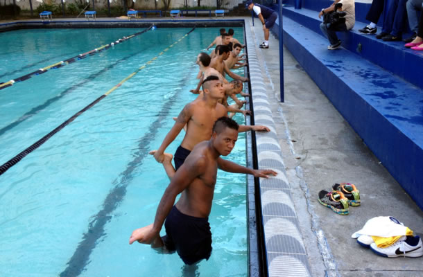 Jogadores fazem exercícios físicos na piscina da sede social remista