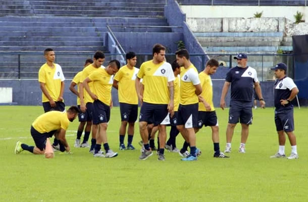 Jogadores remistas realizam atividade física