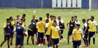 Cacaio orienta os jogadores antes de iniciar o treino