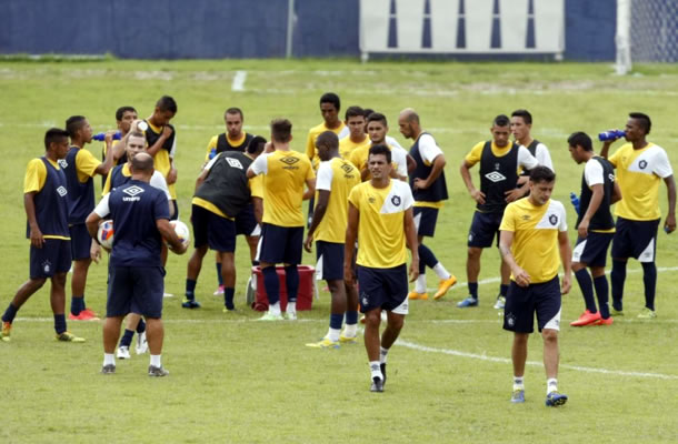 Cacaio orienta os jogadores antes de iniciar o treino