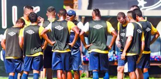 Cacaio orienta os jogadores antes de iniciar o treino