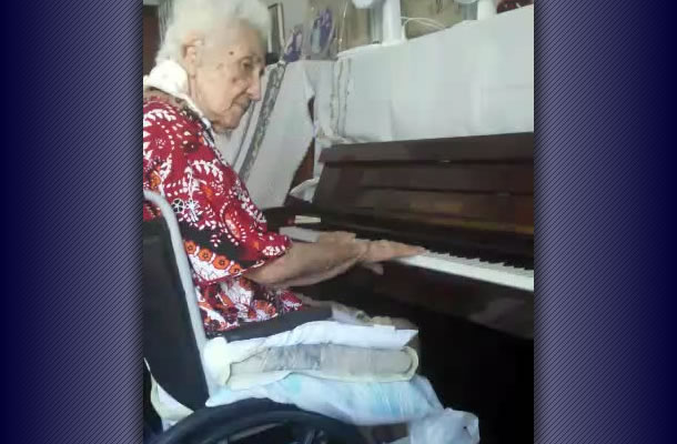 Vovó azulina no piano
