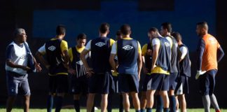 Cacaio orienta os jogadores antes de iniciar o treino