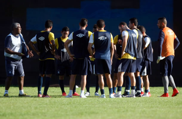 Cacaio orienta os jogadores antes de iniciar o treino