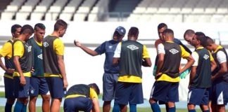 Cacaio orienta os jogadores antes de iniciar o treino