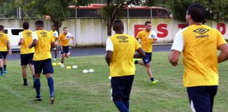 Jogadores remistas realizam atividade física no estádio Ribeirão (Boa Vista-RR)