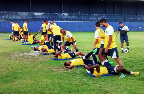 Jogadores remistas realizam atividade física