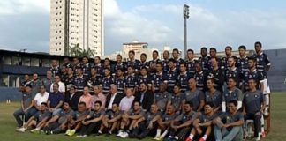 Jogadores, comissão técnica, diretores e funcionários do Remo fazem a foto oficial do acesso à Série C 2016