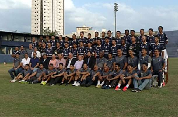 Jogadores, comissão técnica, diretores e funcionários do Remo fazem a foto oficial do acesso à Série C 2016