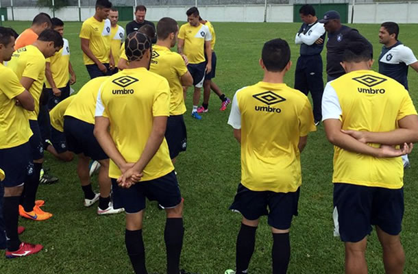 Cacaio orienta os jogadores antes de iniciar o treino