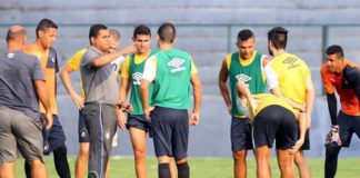 Leston Júnior orienta os jogadores antes de iniciar o treino