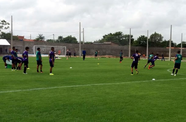 Jogadores remistas realizam atividade física