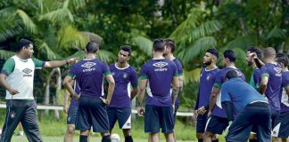 Leston Júnior orienta os jogadores antes de iniciar o treino