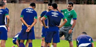 Leston Júnior orienta os jogadores antes de iniciar o treino