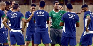 Leston Júnior orienta os jogadores antes de iniciar o treino