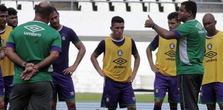 Leston Júnior orienta os jogadores antes de iniciar o treino