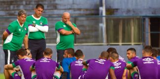 Marcelo Veiga orienta os jogadores antes de iniciar o treino