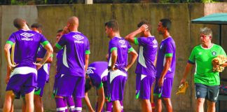 Marcelo Veiga orienta os jogadores antes de iniciar o treino