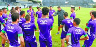 Preparador físico Eduardo Ortiz orienta os jogadores antes de iniciar o treino