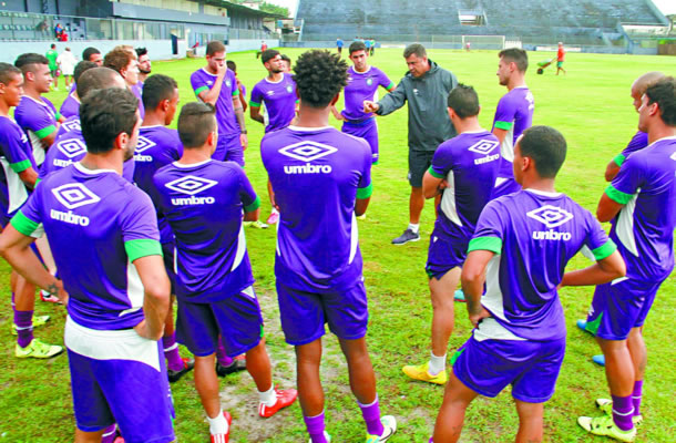 Preparador físico Eduardo Ortiz orienta os jogadores antes de iniciar o treino