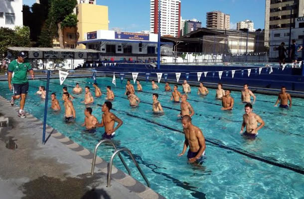 Jogadores fazem exercícios físicos na piscina da sede social remista