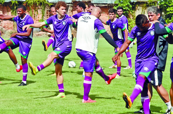 Marcelo Veiga orienta os jogadores antes de iniciar o treino