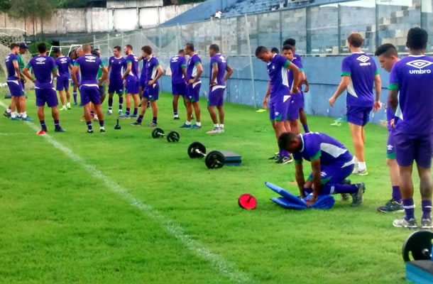 Jogadores remistas realizam atividade física