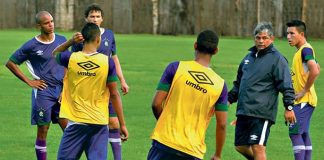 Marcelo Veiga orienta os jogadores antes de iniciar o treino